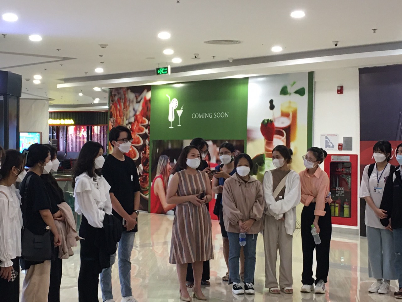 Sinh viên ngành Kinh doanh thương mại đi tham quan thực tế