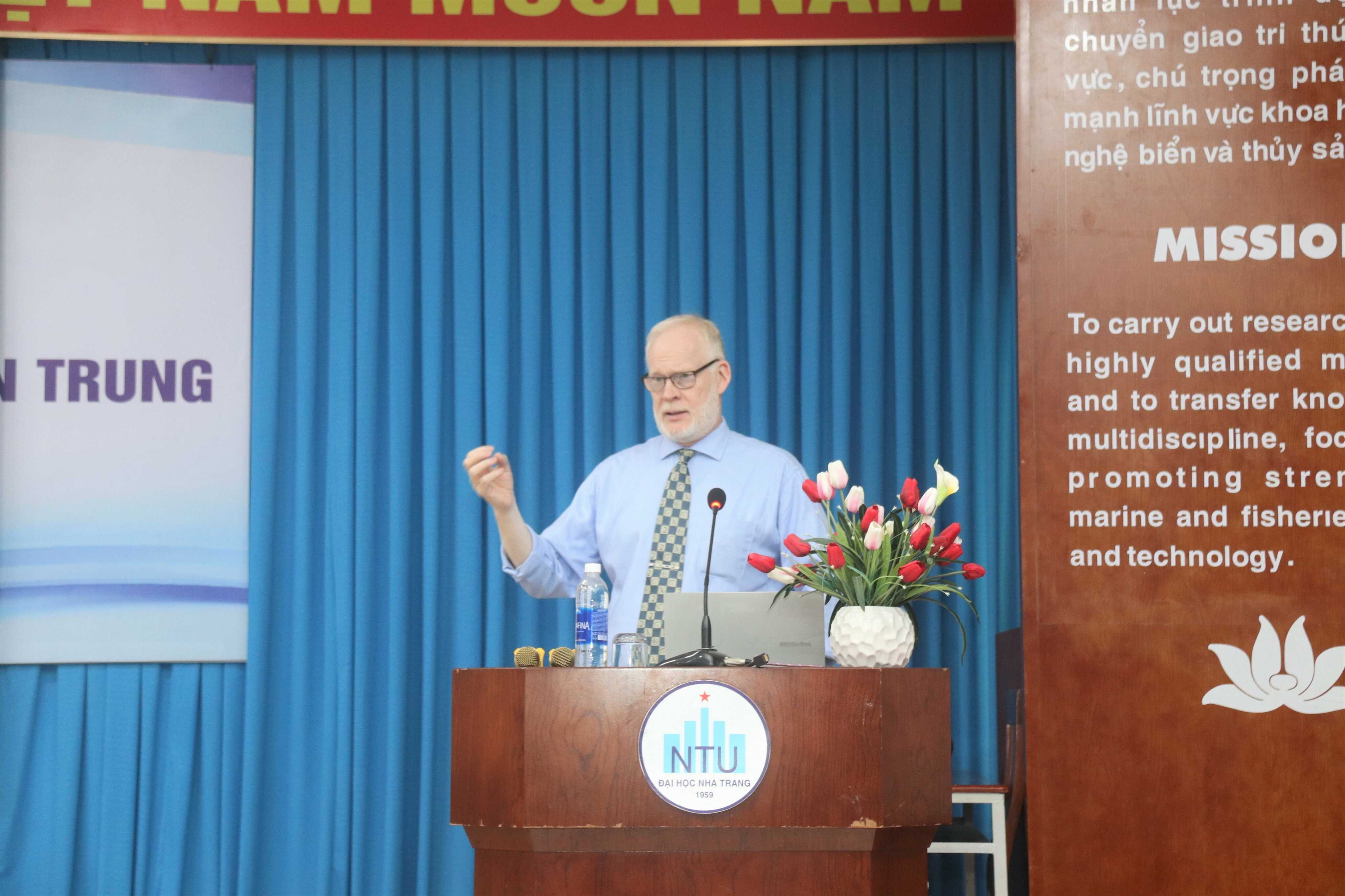 Seninar: "Success and failure in global business: When do you win and when do you lose?"