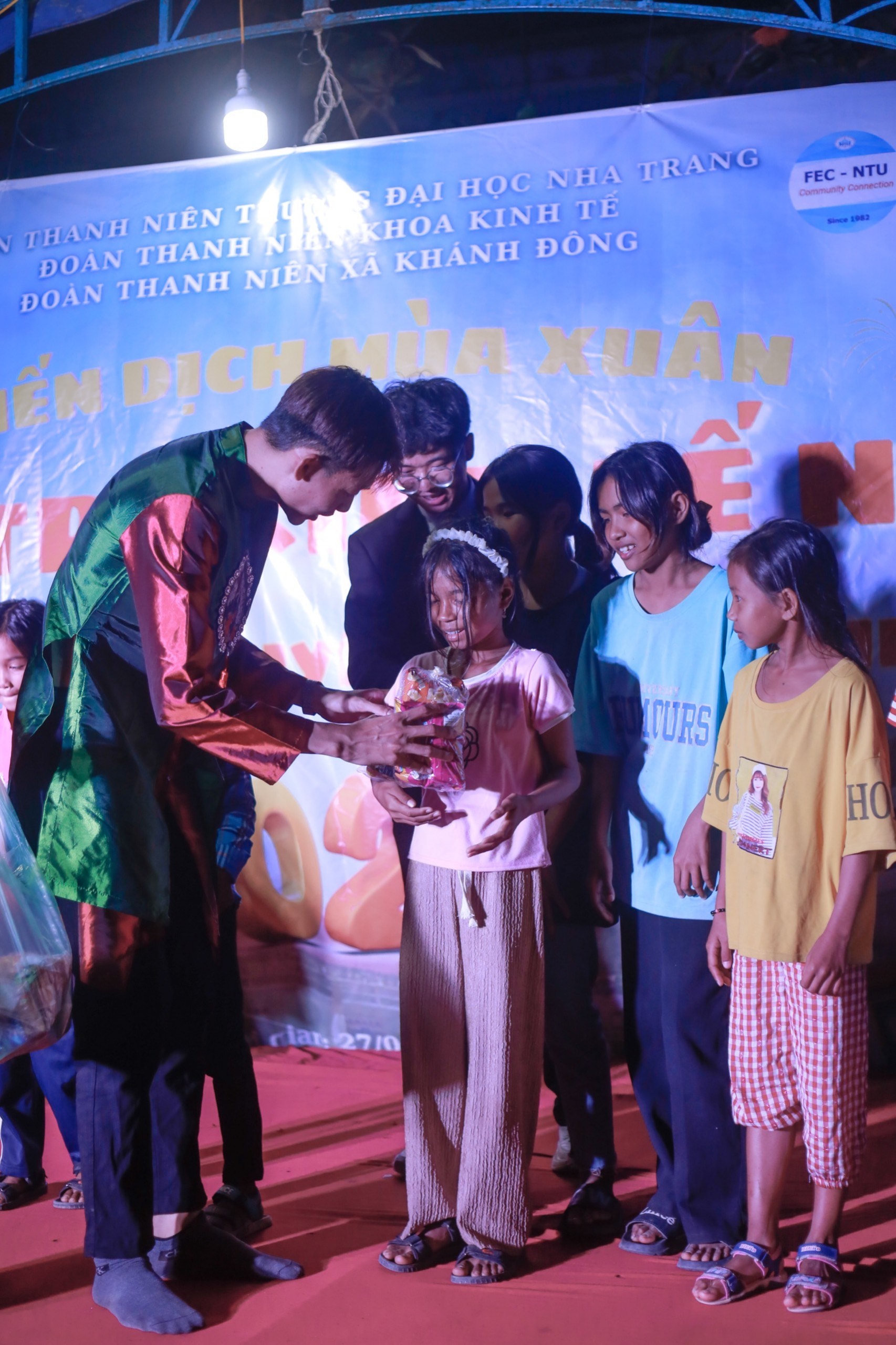 Chiến dịch “Xuân tình nguyện - Tết sẻ chia” sinh viên Khoa Kinh tế năm 2024