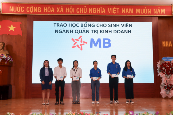 Hội nghị học tốt ngành Quản trị kinh doanh 2024: “TỰ TIN TỎA SÁNG VỚI THƯƠNG HIỆU CÁ NHÂN”